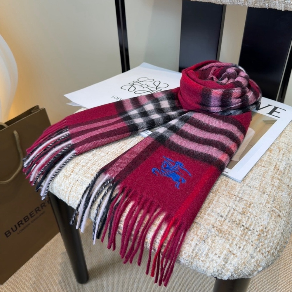 Burberry scarf
30*180cm scarf